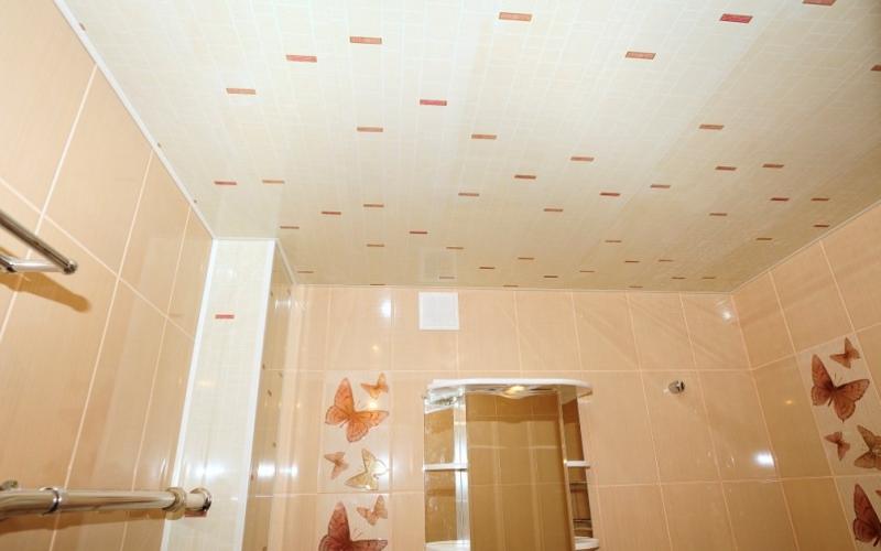 Отделка потолка в ванной комнате: выбор материала